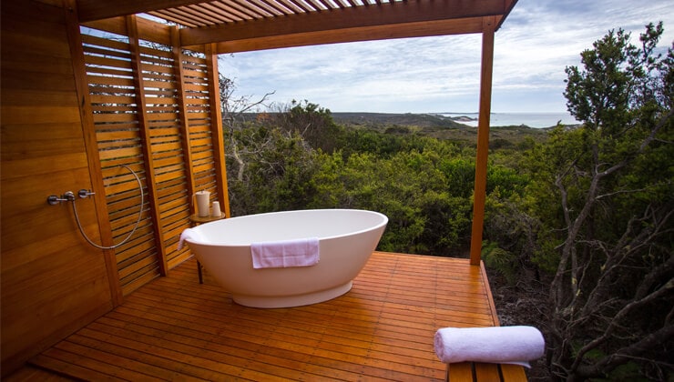 Outdoor bath at Bay of Fires Lodge